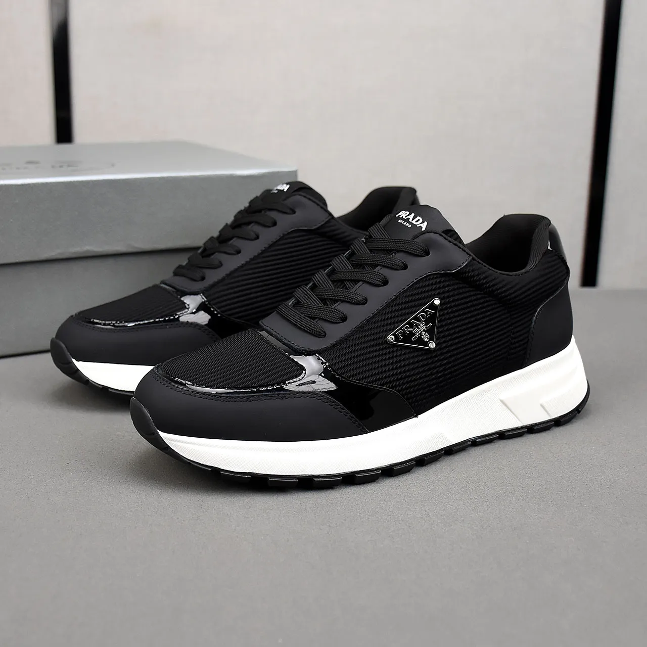 PP460👟👟👟Prada/Prada Prax men's series casual sports shoes Prax sports shoes combine style and comfort, with a unique sports design defined by exquisite materials and details. Fashionable, casual and versatile, it is decorated with an enameled triangle logo on the outside, a Prada Milano printed logo on the tongue, and a 2.5cm lightweight two-tone rubber sole for a comfortable wearing experience! Size: 38-39-40-41-42-43-44 standard leather shoe size
